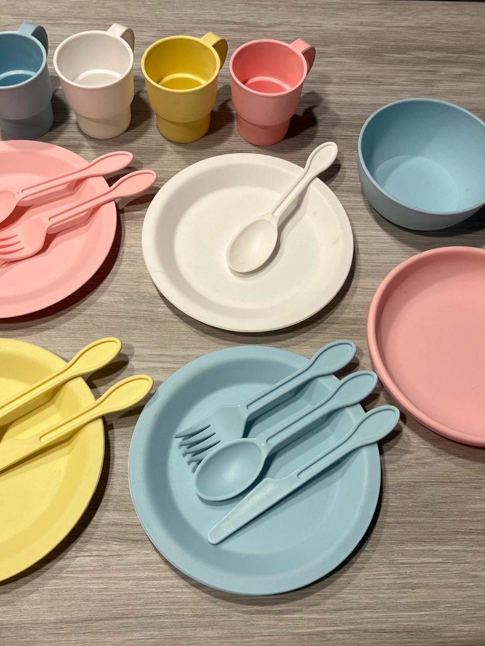 KidKraft Childs play kitchen set, 18 pc.  Plastic Dishes and Utensils